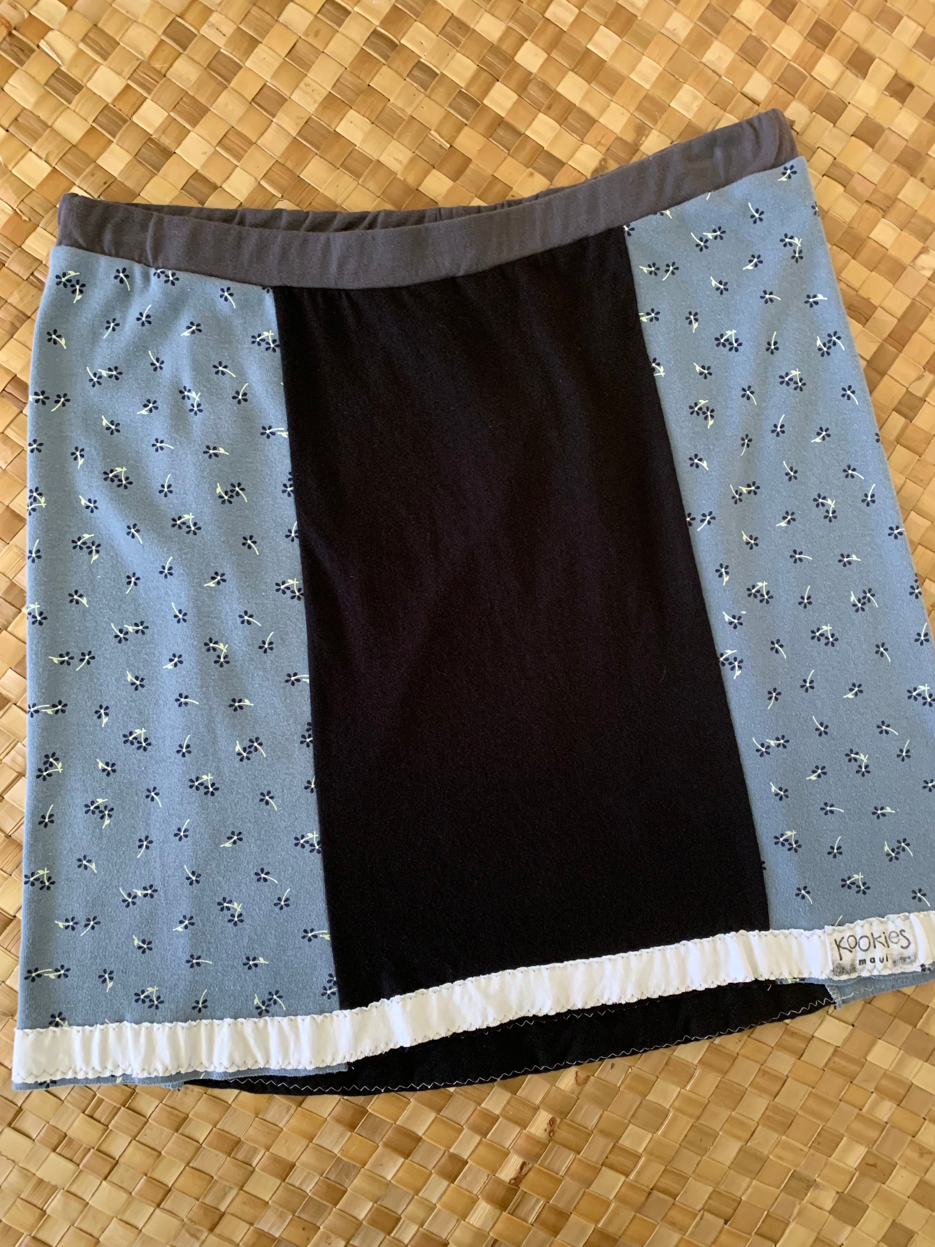 Ladies L "Black & Blue Floral Mahiʻai" Short Pencil Skirt