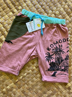 Load image into Gallery viewer, Kids Size 4 "Rust &amp; Green Beach Scene" Beach Comber Shorts
