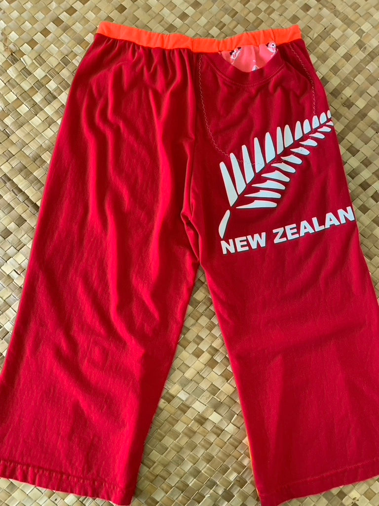 Ladies Size XS "Shades of Red New Zealand" Breezy Capri